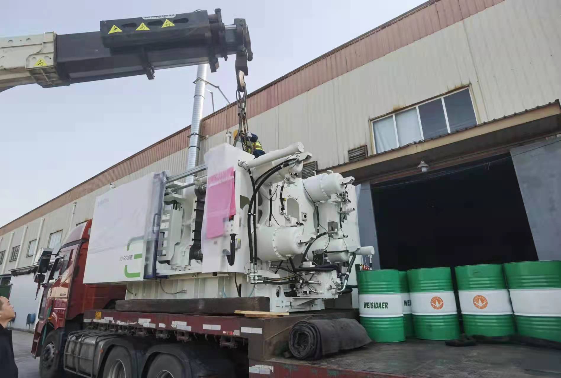 上海大型注塑机设备卸车吊装搬运工程